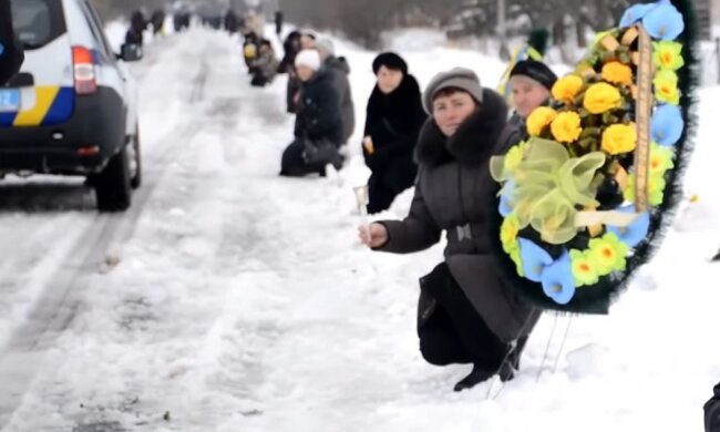 Українці попрощалися з воїном ЗСУ, вставши на одне коліно біля дороги: його запам'ятає вся країна