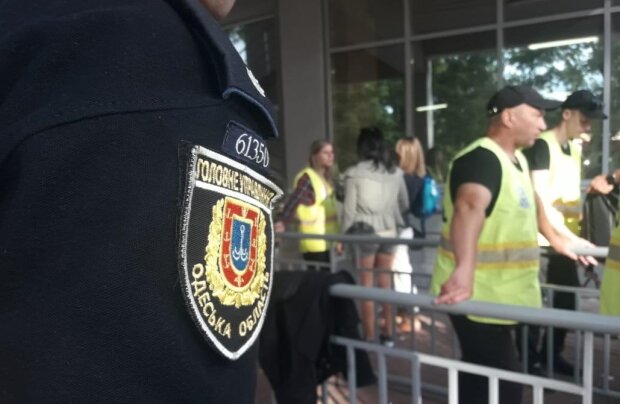 В обнимку с гранатой: в Одессе пьяный псих взял в заложники десятки людей