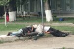 В Харькове бездомные устроили  "хостел" под ногами у людей - зато на свежем воздухе