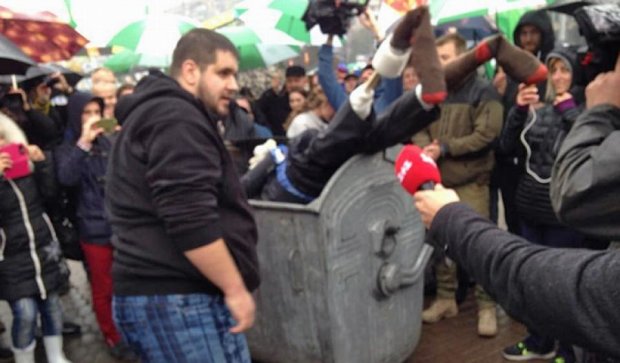 Під ЦВК протестували проти фальсифікацій в Маріуполі з опудалом Охендовського (фото)
