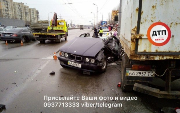 Киевлянин на BMW въехал под грузовик и мгновенно погиб
