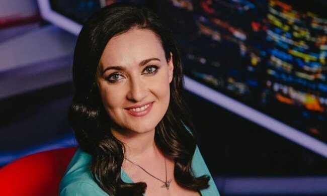 Соломія Вітвіцька засвітила спокусливий бюст серед поля: колишній кусатиме лікті