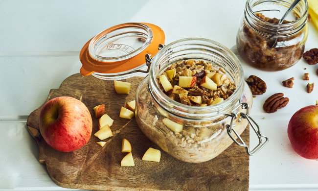 Рецепт "нічних" мюслів з яблуком та корицею