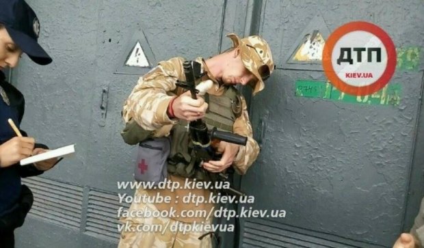 Украинского воина с полной выкладкой задержали в Киеве