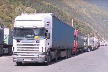 Під Львовом засікли фуру з мотлохом "від Коко Шанель" - прощавайте, секонд-хенди
