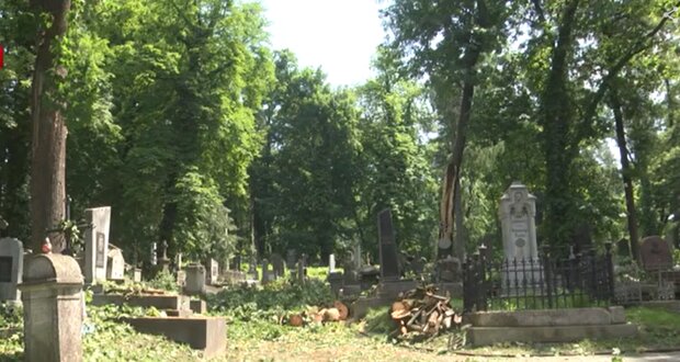 Шалений буревій у Львові розніс десятки пам'ятників на Личаківському кладовищі, - невблаганну стихію ніщо не зупинило
