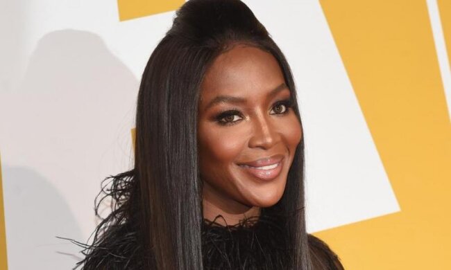 Гола Наомі Кемпбелл показала ідеальну фігуру з кульками на голові: фото 18+