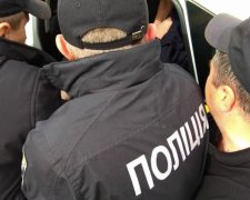 Бросил под ноги, как тряпку: на Львовщине задержали вандала
