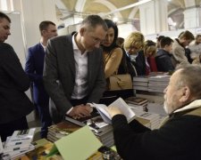 Борис Ложкин задекларировал коллекцию картин, книг и беговую дорожку