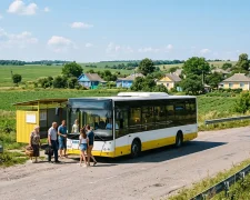 Приміський автобус на маршруті