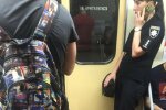 У Харкові молода поліцейська епічно зганьбилася в метро