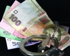 Поліцейський-хабарник намагався застрелитись при затриманні (відео)