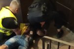 В Харькове псих избил беременную девушку, тещу и таксиста