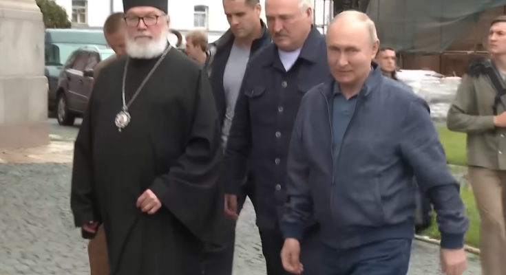 Владимир путин и Александр Лукашенко в соборе, кадр из видео