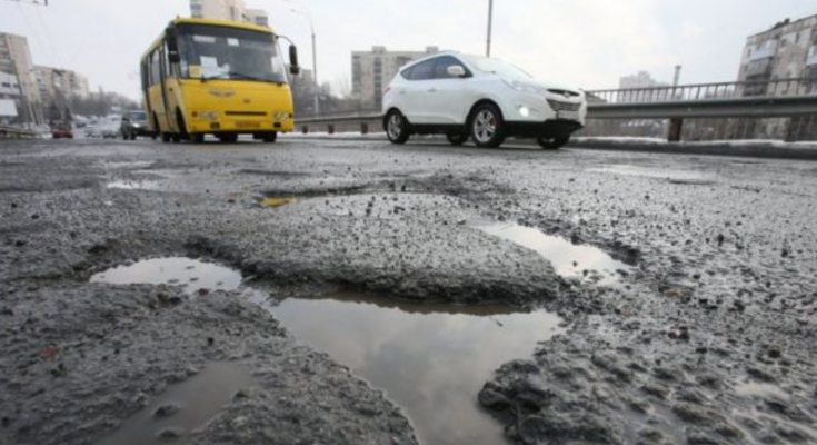 Ями на дорогах, скріншот: YouTube