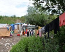 Вооруженные люди в масках: в сеть попало видео разгона ромов в Киеве