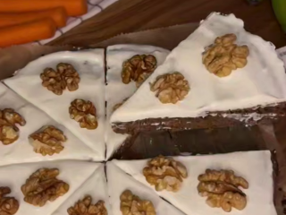 Морковный пирог с кремом, кадр из видео