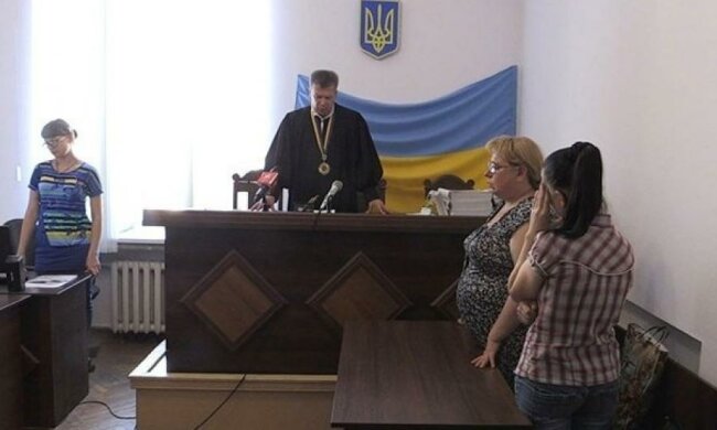 Мать, выбросившая ребенка на помойку, - оправдана