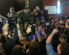 Декомунізація по-харківські: сутички та темрява в залі