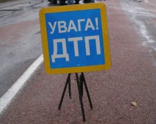 Лоб в лоб: легковик на швидкості влетів в автобус, є жертви