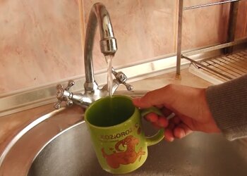 Вода из крана, кадр из видео