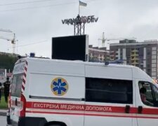 В Тернополе нервный мужчина взобрался на билборд с канистрой бензина и спичками