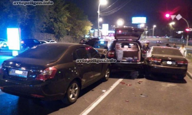 В Киеве пьяный водитель разбил на встречке шесть иномарок (фото)