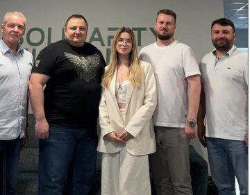 Денис Пащенко з генерал-майором Дмитром Красильниковим і своєю командою