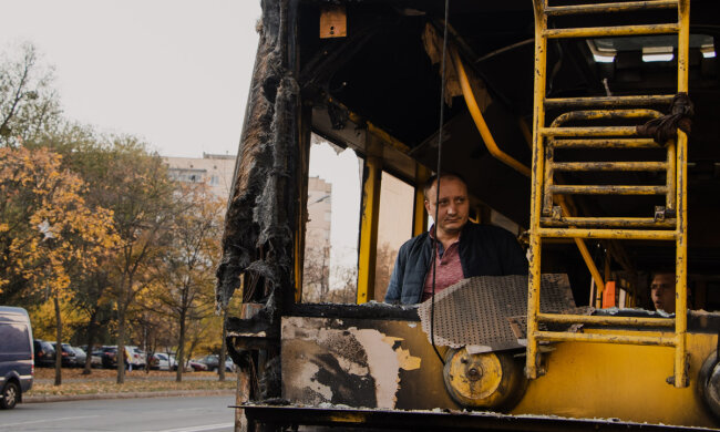 У Києві переповнений тролейбус спалахнув, як свічка: пожежу гасили всією вулицею, але безрезультатно
