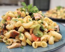 Салат из макарон с курицей и перцем: фото скрин Ютуб