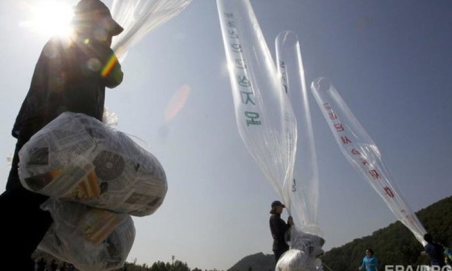 У Північну Корею відправили кулі з комедією про Кім Чен Ина