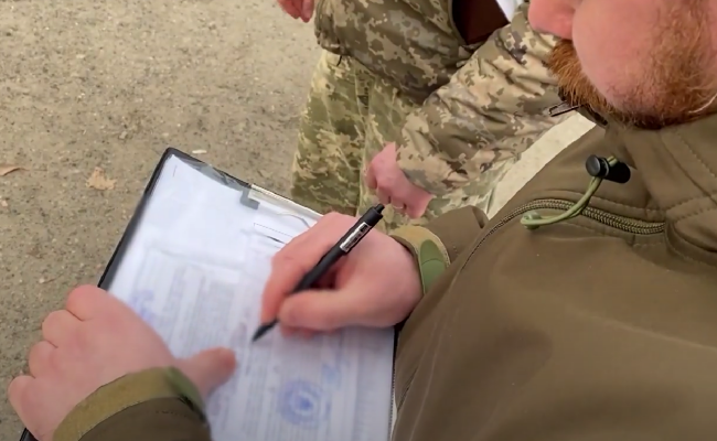 Выдача повестки. Фото: скрин youtube