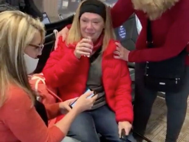 Прихильниця Трампа плаче в аеропорту-висадили з літака, скріншот Twitter