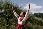 Українські обереги: червона стрічка на дитячому візку