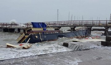 Одесский шторм уничтожил шикарную яхту (фото)