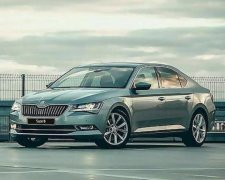 Skoda представила гібридний електрокар бізнес-класу