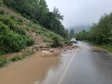 Велика вода відрізала Франківщину від усієї України - дороги і мости зруйновано, виходу немає