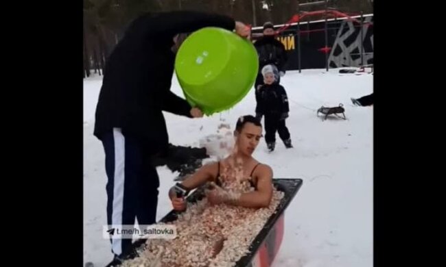 Харків'янин у ванні з олів'є / скріншот з відео