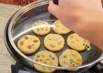 Печенье на сковородке, кадр из видео