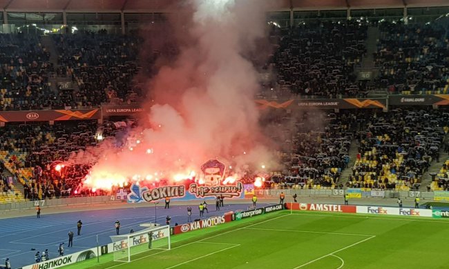 Фаны Динамо на игре с Олимпиаксом устроили яркий перфоманс