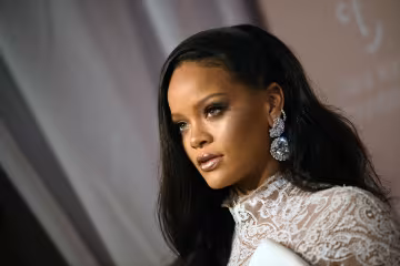Ріанна засвітила спокусливі форми на обкладинці Vogue: занадто гаряче