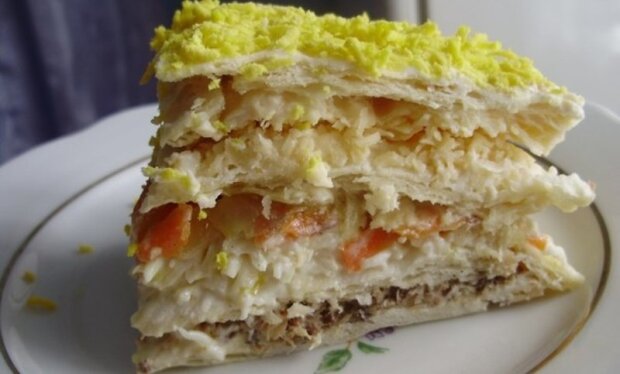 Закусочный торт “Наполеон” с икрой и печенью трески