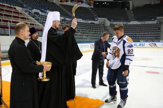 Російський священик влаштував з хокеїстами молебень