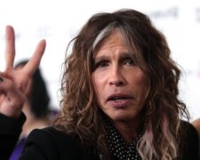 Фронтмен Aerosmith сыграл на пианино в канадском парке (видео)