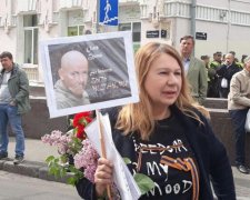 Мати загиблої екс-регіоналки Бережної отримала в обличчя від активістів