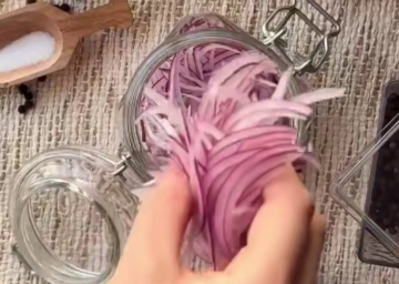 Маринованный лук, кадр из видео