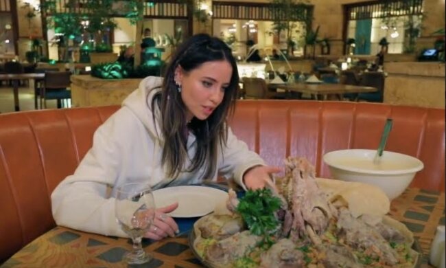 Надя Дорофеева ела руками баранину с рисом: рецепт традиционного нежного блюда