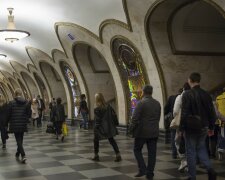 Смілива дівчина з татуюванням тризуба в московському метро викликала шалену істерику в Twitter