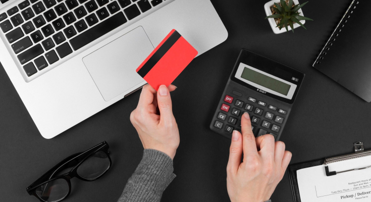 Банківська карта / фото: Freepik