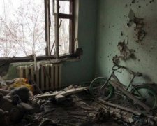Опубліковане відео наслідків обстрілу бойовиками будинку в Авдіївці